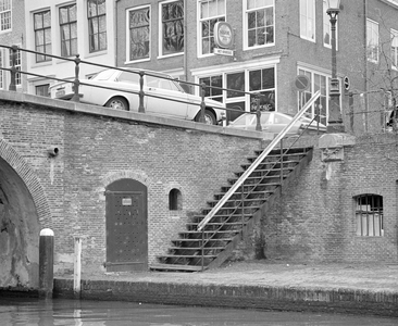 880642 Gezicht op de werftrap langs de Geertebrug over de Oudegracht te Utrecht, met op de achtergrond café Het Kroegje ...